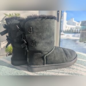BNWOT Ugg Bailey Bow Size 7 Never Worn